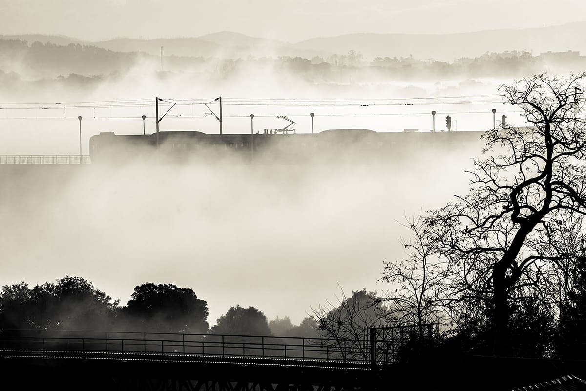 photo train in the mist